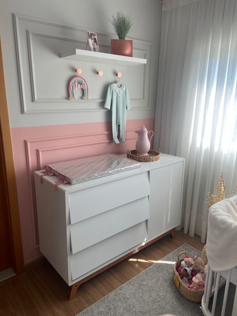 O cabideiro no quarto da bebê Maitê combina funcionalidade e charme, mantendo o espaço organizado com estilo e delicadeza.