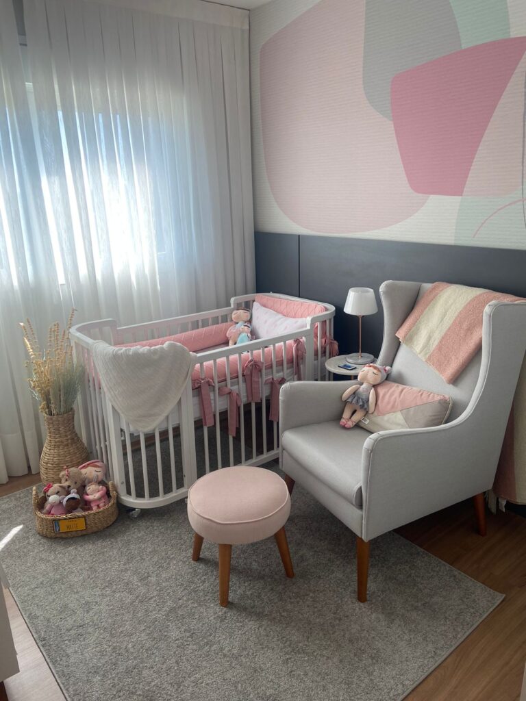 O painel orgânico no quarto da bebê Maitê traz um design único, criando uma atmosfera sofisticada e cheia de personalidade.