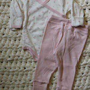 Conjunto floral cru detalhes rosa RN Piu-Piu