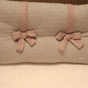 Cabeceira berço futon trico off laço rosa una FAU