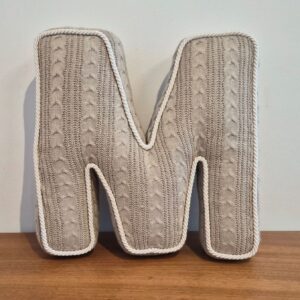 Almofada Formato de letra medio 35cm tricot FAU