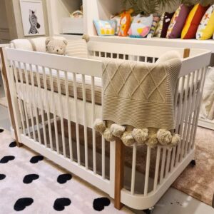Berço 3X1 Lola Branco com pé de madeira jequitibá