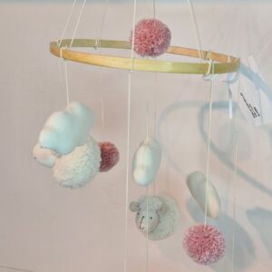 Móbile em tecido feito à mão Balão e Ovelha