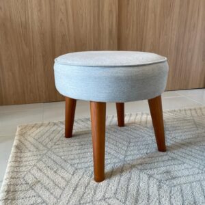 PUFE SLIM COM PÉS MADEIRA tec B