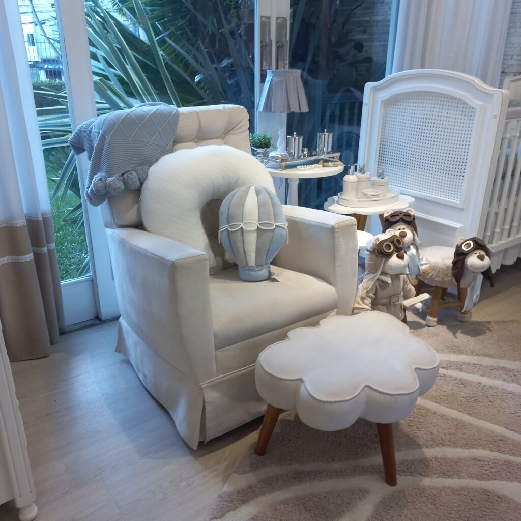 Decoração de quarto de bebê com tema aviador, incluindo aviões, nuvens e cores suaves, criando um ambiente tranquilo e mágico.