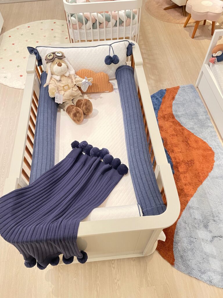 Decoração de quarto de bebê com tema aviador, incluindo aviões, nuvens e cores suaves, criando um ambiente tranquilo e mágico.