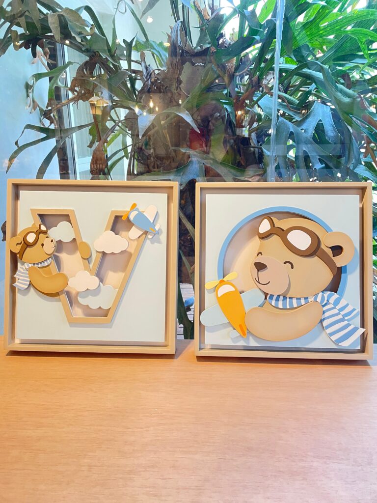 Decoração de quarto de bebê com tema aviador, incluindo aviões, nuvens e cores suaves, criando um ambiente tranquilo e mágico.