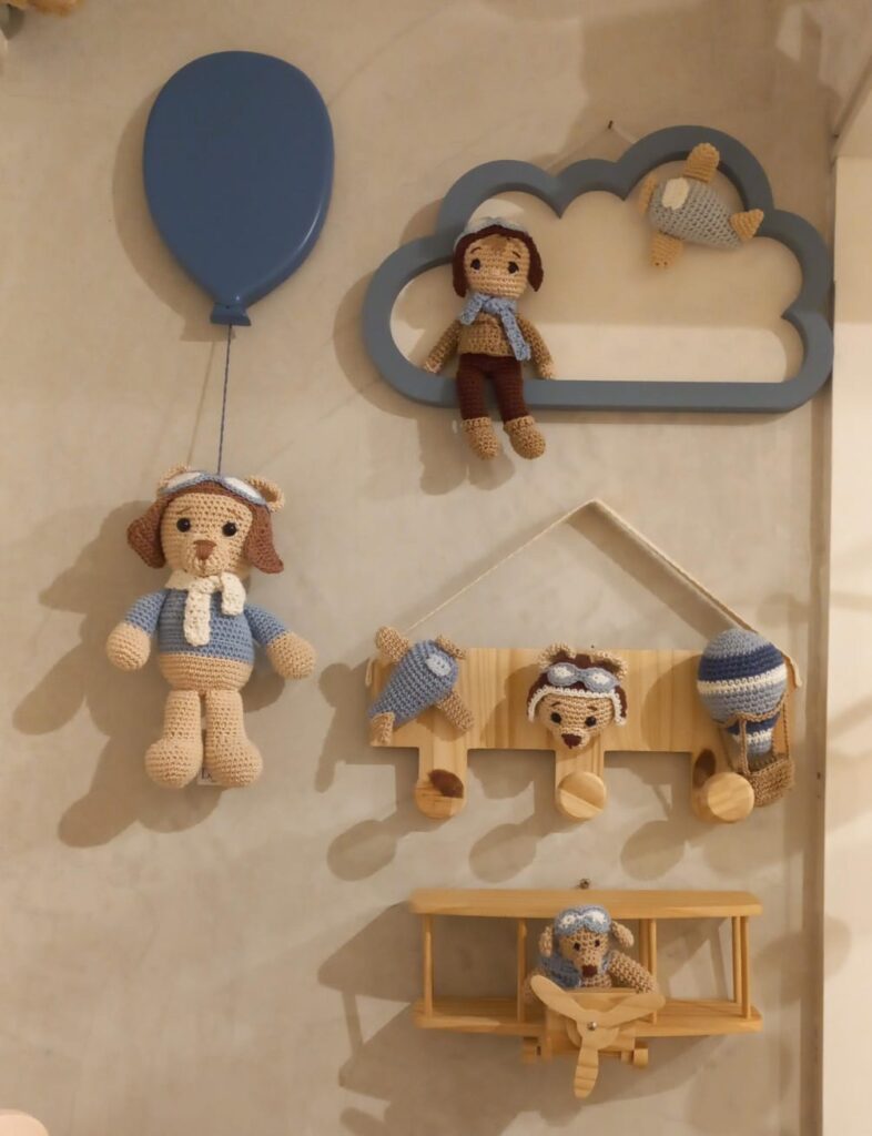 Decoração de quarto de bebê com tema aviador, incluindo aviões, nuvens e cores suaves, criando um ambiente tranquilo e mágico.