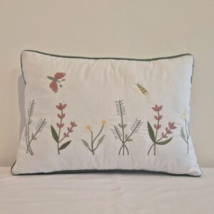 Almofada 35x25 bordado flores camomila Biah