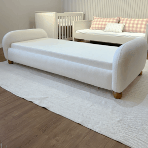 Cama Moon Estofada no Bloucle Off White com pés madeira