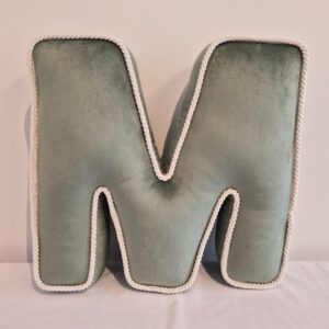 Almofada em formato de letra medio 35cm veludo Fau