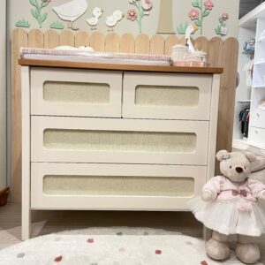 Cômoda Trama laca areia com tampo jequitibá