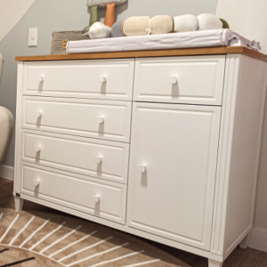 Cômoda Tudor Laca Branca com tampo madeira