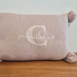 Almofada 30x40 tricot bord nome c/pompom AT