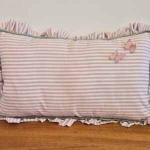 Almofada 30x50 listrada rose c/ babado e apliqueAT