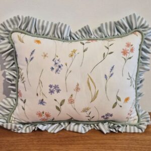 Almofada 25x35 floral c/ babadinho AT