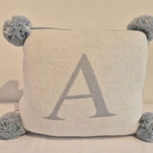 Almofada 30 x 30 tricot com pompom e letra AT