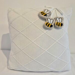 Almofada 40x40 tricot branco c/pingente abelha AT