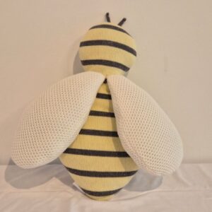 Almofada em tricot formato abelhinha AT