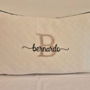 Almofada 30x40 jacquard nome e letra bordada AT