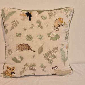 Almofada 40x40 bordada animais do Pantanal Qmama