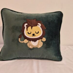 Almofada 25x25 verde bordada leão Fau