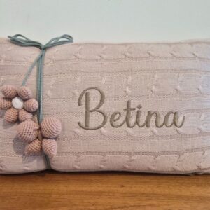 Cabeceira de berço tricô c/amigurum bord nome Biah