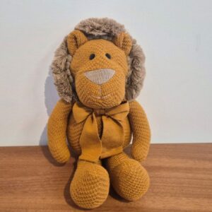 Leão de trico cor leme arte e ternura