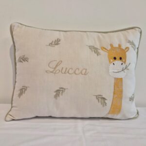 Almofada 30x40 bordada Girafa e nome Qmama