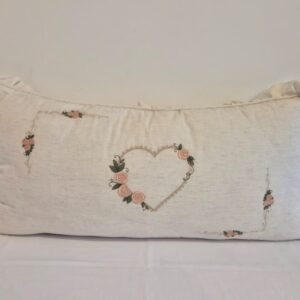 Cabeceira 63x30 linho bordado coração Biah