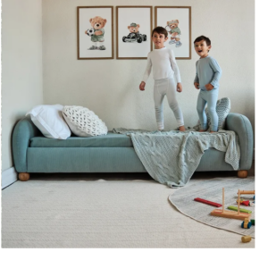 Cama Moon Estofada no Cotelê Verde com pés madeira