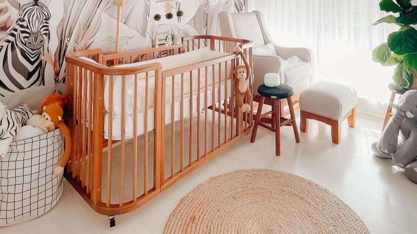 Berço SLEEP em madeira natural jequitibá que pode ser usado em 3 versões: mini berço (1), berço (2), e mini cama (3). TUDO em um só produto!