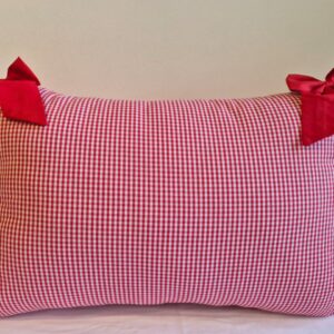 Almofada 60x40cm xadrez vermelho c/laços Qmama
