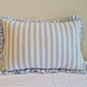 Almofada 30x45cm listra azul c/babado Qmama