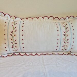 Almofada 25x55cm bordada c/festone vermelho Qmama