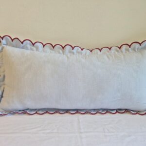 Almofada 25x55cm listrada c/festone vermelho Qmama