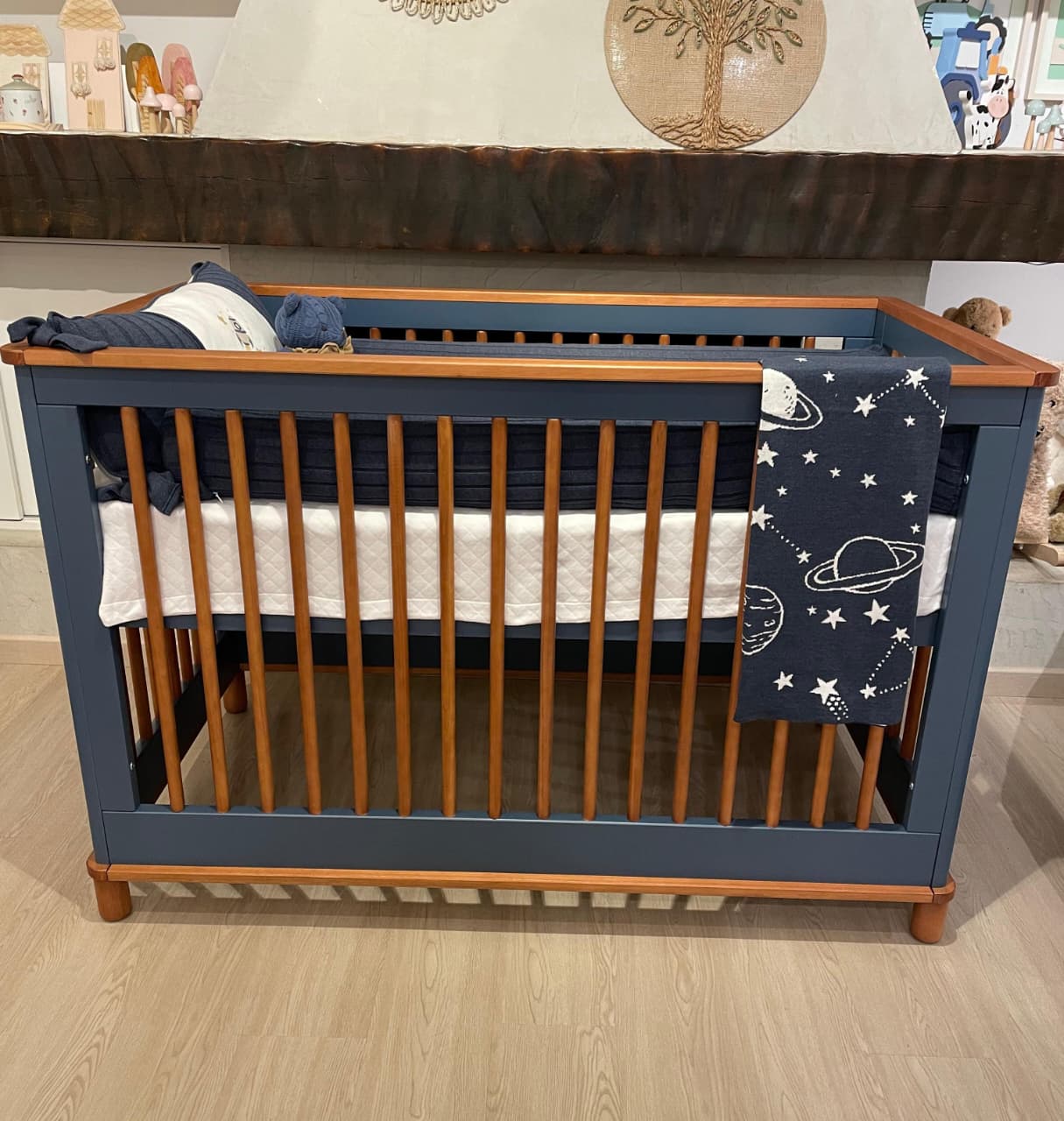 Berço Milão 2×1 Azul com detalhes madeira