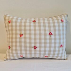 Almofada 30x40cm xadrez c/bordado cogumelo Qmama