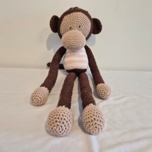 Amigurumi macaco c/roupa listras Qmama