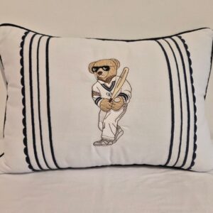 Almofada 30x40cm urso bordado marinho Qmama